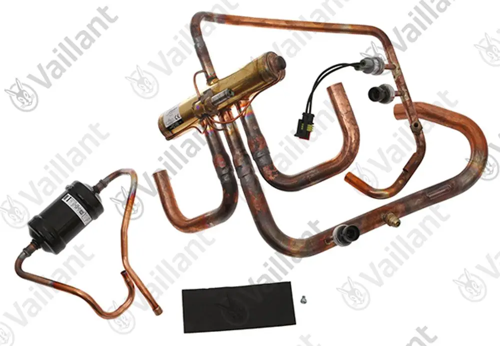 Vaillant 4-Wege-Ventil in kupferner Ausführung, bestehend aus mehreren verbundenen Rohren und einem Anschlussblock, für den Einsatz in Heizsystemen.